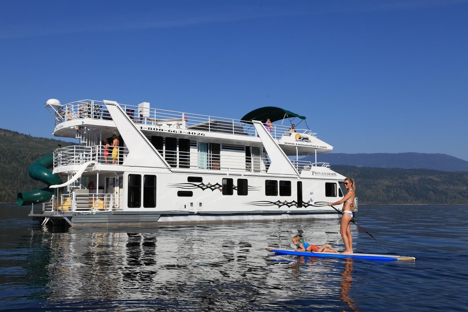 houseboating: district of sicamous